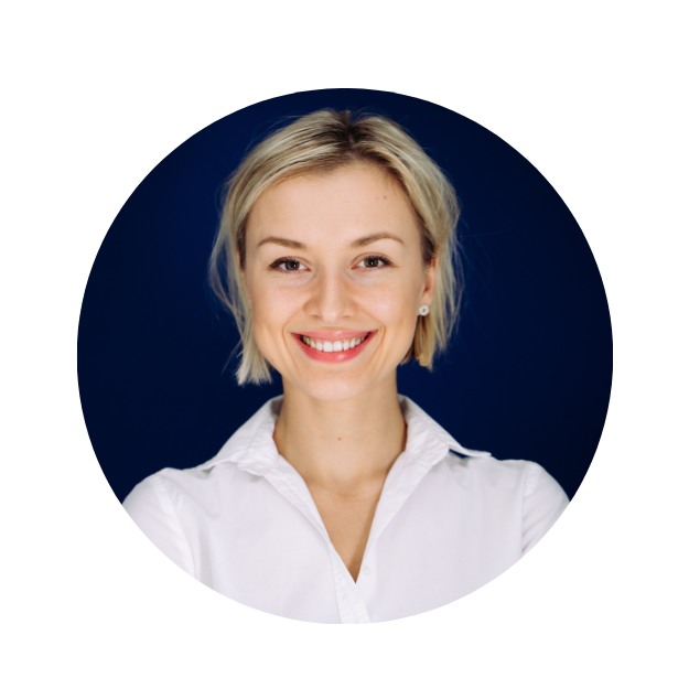 Frau lächelt in die Kamera – symbolisiert freundlichen Kontakt und Kundenservice.