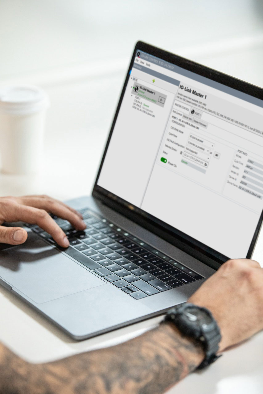 Mann arbeitet mit Laptop und TECOncept Software – TECOncept Software: Veröffentlichungsrhythmus & Updates im Blick