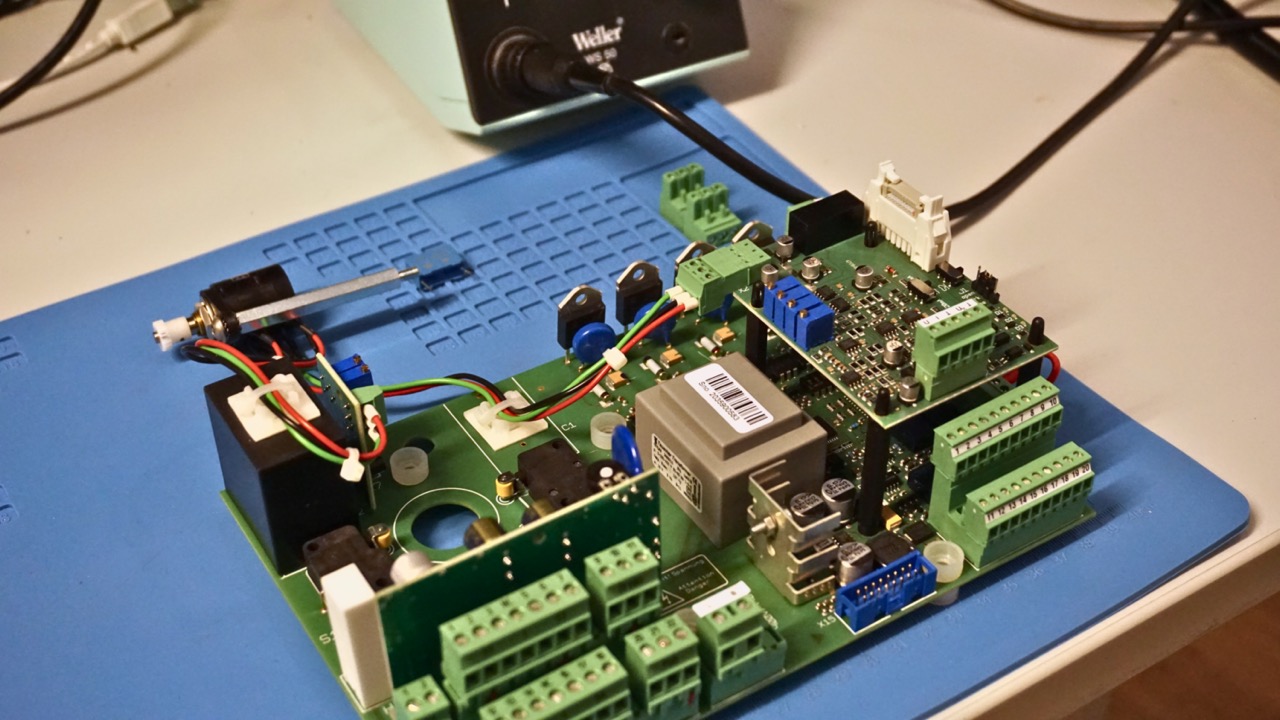 Steuerungsmodul von TEConcept auf Werkbank – steht für sichere Integration und zuverlässige Technologie.